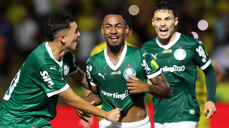 O jogador Allan, da SE Palmeiras, comemora seu gol contra a equipe do Mirassol FC, durante partida válida pela fase de grupos, do Campeonato Paulista, Série A1, no Estádio Municipal José Maria de Campos Maia.