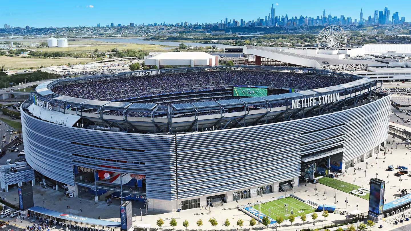Os requisitos da FIFA incluem um campo de jogo maior que o da NFL, além de cinco metros de espaço de escoamento ao redor de todo o campo