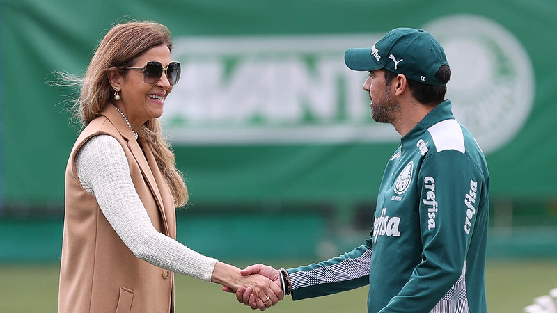 A presidente Leila Pereira e o técnico Abel Ferreira (D), da SE Palmeiras, durante treinamento, na Academia de Futebol.