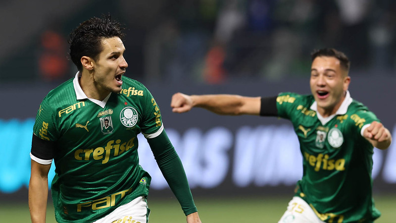 O jogador Raphael Veiga, da SE Palmeiras, comemora seu gol contra a equipe do SC Corinthians P, durante partida válida pela décima terceira rodada, do Campeonato Brasileiro, Série A, na arena Allianz Parque.