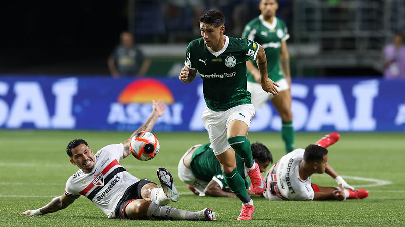 O jogador Emiliano Martínez, da SE Palmeiras, disputa bola com o jogador do São Paulo FC, durante partida válida pela fase de grupos, do Campeonato Paulista, Série A1, na arena Allianz Parque.