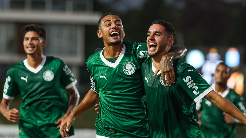 Figueiredo, Riquelme Filippi e Larson comemoram mais um gol do time Sub-20 do Palmeiras