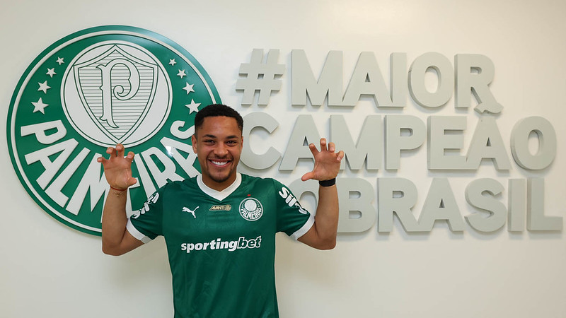 O mais novo atleta da SE Palmeiras, Vitor Roque, na Academia de Futebol.