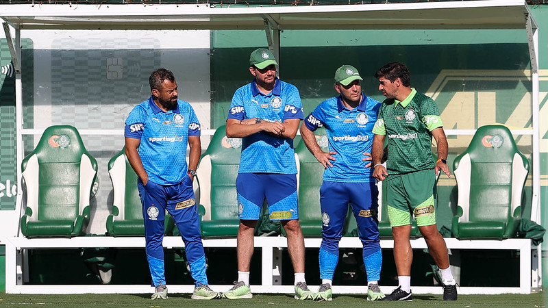 O técnico Abel Ferreira, os médicos Pedro Pontin e Gilberto Cunha e o coordenador científico Daniel Gonçalves (D/E), da SE Palmeiras, durante treinamento, na Academia de Futebol.