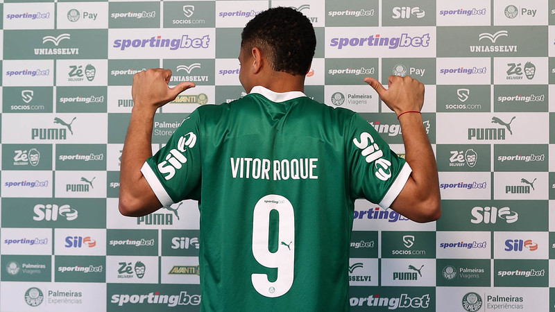 O jogador Vitor Roque é apresentado como mais novo atleta da SE Palmeiras, na Academia de Futebol.