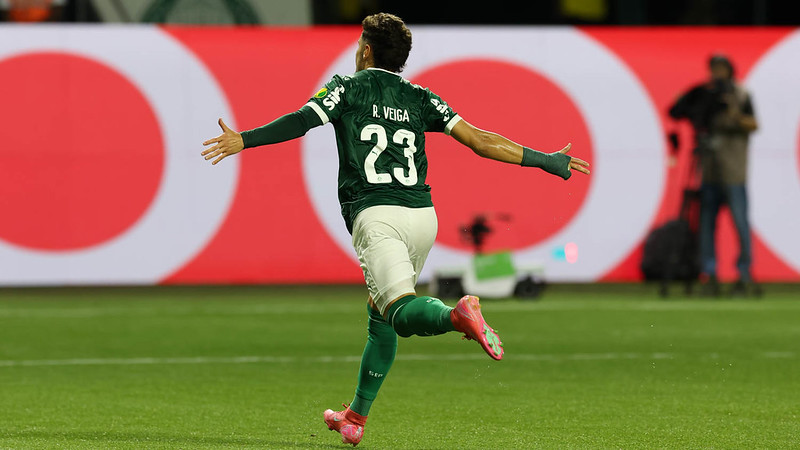 O jogador Raphael Veiga, da SE Palmeiras, comemora seu gol contra a equipe do São Paulo FC, durante partida válida pela semifinal, do Campeonato Paulista, Série A1, na arena Allianz Parque.