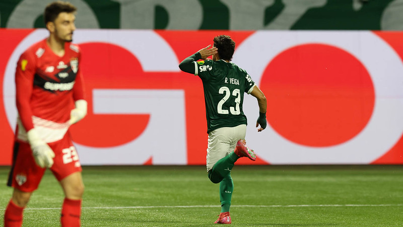 O jogador Raphael Veiga, da SE Palmeiras, comemora seu gol contra a equipe do São Paulo FC, durante partida válida pela semifinal, do Campeonato Paulista, Série A1, na arena Allianz Parque.