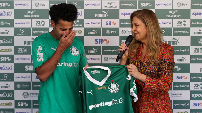 A presidente Leila Pereira, da SE Palmeiras, apresenta o mais novo atleta do clube Lucas Evangelista, na Academia de Futebol.
