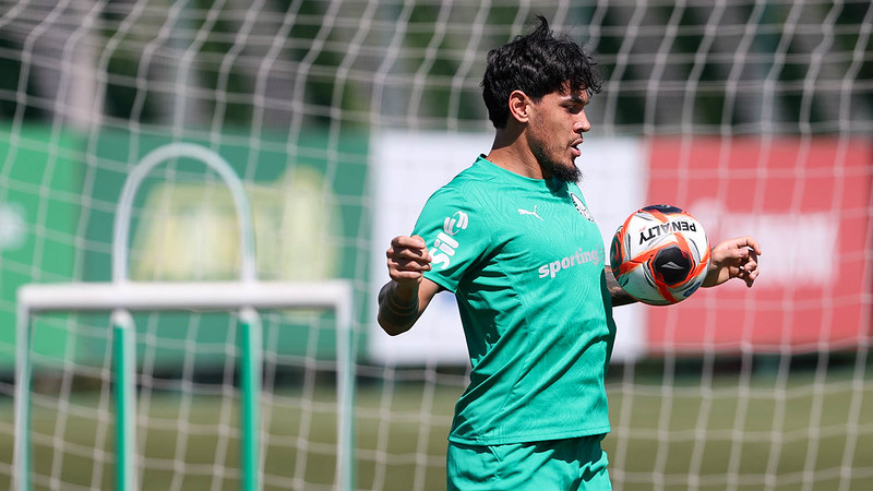 O jogador Gustavo Gómez, da SE Palmeiras, durante treinamento, na Academia de Futebol.