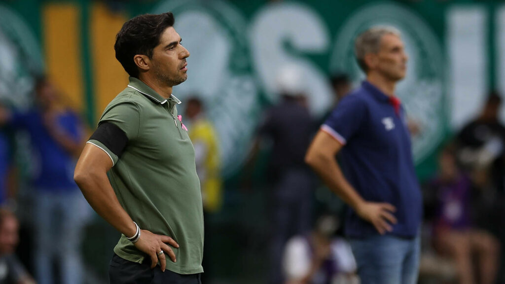 O técnico Abel Ferreira, da SE Palmeiras, em jogo contra a equipe do Fortaleza EC, durante partida válida pela trigésima primeira rodada, do Campeonato Brasileiro, Série A, na arena Allianz Parque.