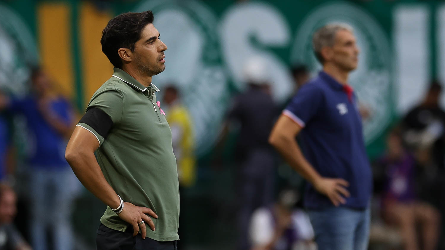 O técnico Abel Ferreira, da SE Palmeiras, em jogo contra a equipe do Fortaleza EC, durante partida válida pela trigésima primeira rodada, do Campeonato Brasileiro, Série A, na arena Allianz Parque.