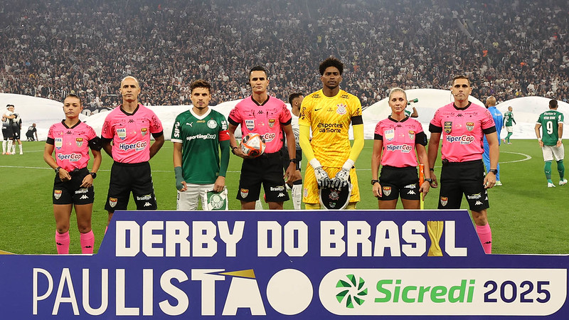O jogador Raphael Veiga, da SE Palmeiras, em jogo contra a equipe do SC Corinthians P, durante partida válida pelas finais, do Campeonato Paulista, Série A1, na Neo Química Arena.