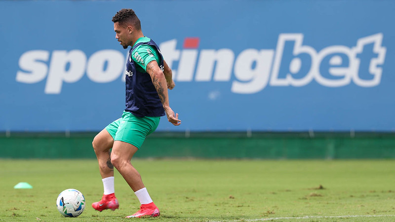 O jogador Paulinho, da SE Palmeiras, durante treinamento, na Academia de Futebol.