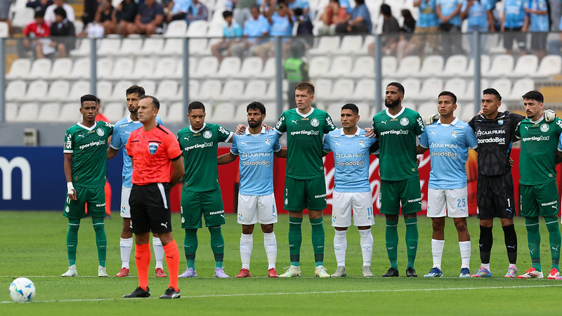 Os jogadores da SE Palmeiras, em jogo contra a equipe do C Sporting Cristal, durante partida válida pela fase de grupos, da Copa Libertadores, no Estádio Nacional de Lima.
