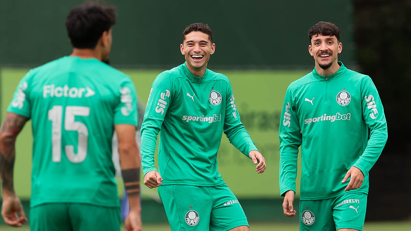 Os jogadores Emiliano Martínez e Joaquín Piquerez (D), da SE Palmeiras, durante treinamento, na Academia de Futebol.
