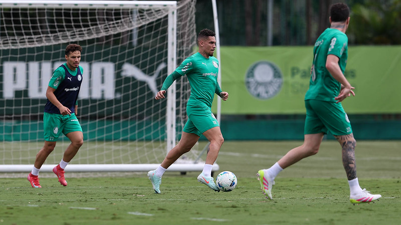 O jogador Paulinho, da SE Palmeiras, durante treinamento, na Academia de Futebol.