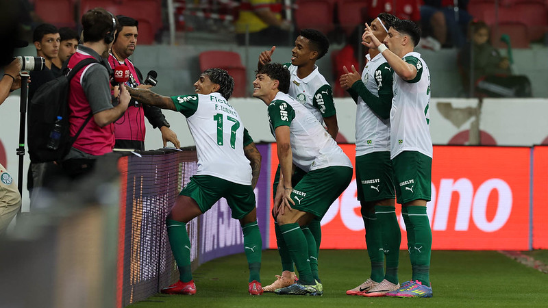 O jogador Facundo Torres, da SE Palmeiras, comemora seu gol contra a equipe do SC Internacional, durante partida válida pela quarta rodada, do Campeonato Brasileiro, Série A, no Estádio Beira-Rio.