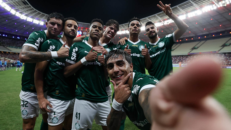 O jogador Facundo Torres, da SE Palmeiras, comemora seu gol contra a equipe do Fortaleza EC, durante partida válida pela quinta rodada, do Campeonato Brasileiro, Série A, na Arena Castelão.