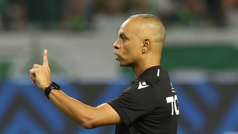 Arbitragem de Wilton Pereria Sampaio irritou Abel Ferreira