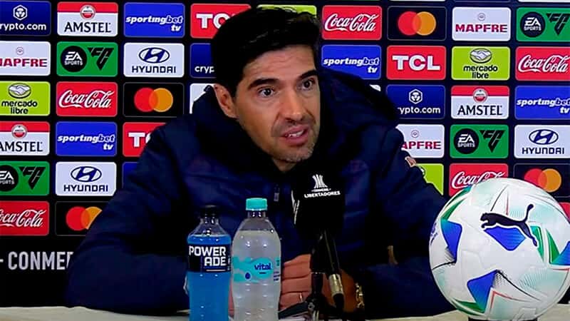 Abel Ferreira concede entrevista coletiva após a vitória por 3 a 2 sobre o Bolívar, em La Paz.