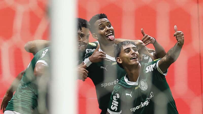 O jogador Facundo Torres, da SE Palmeiras, comemora seu gol contra a equipe do Botafogo FC, durante partida válida pela fase de grupos, do Campeonato Paulista, Série A1, na arena Allianz Parque.