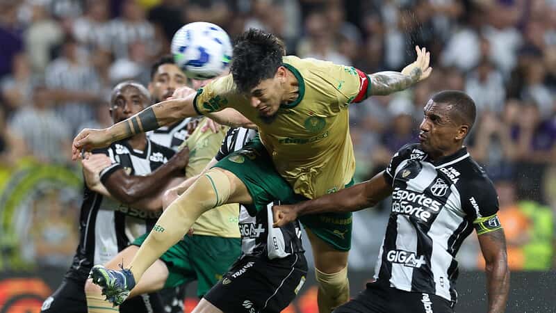 Após jogada de bola parada, Gustavo Gómez marca contra o Ceará, em jogo da Copa do Brasil de 2025