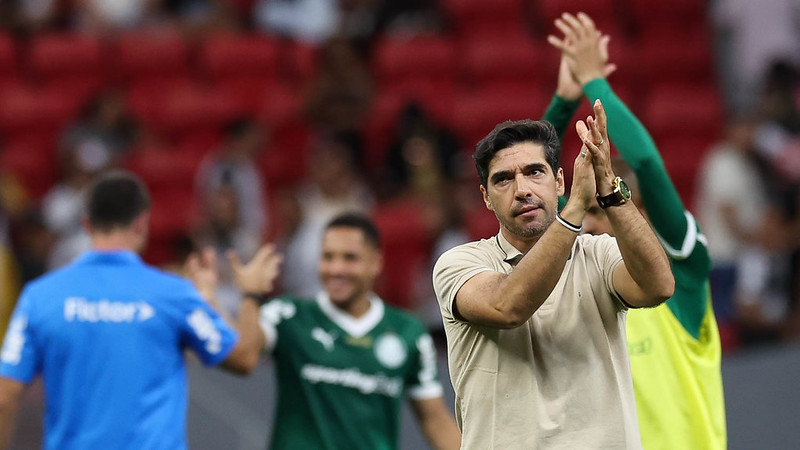 O técnico Abel Ferreira, da SE Palmeiras, comemora a vitória contra a equipe do CR Vasco da Gama, durante partida válida pela sétima rodada, do Campeonato Brasileiro, Série A, no Estádio Mané Garrincha.