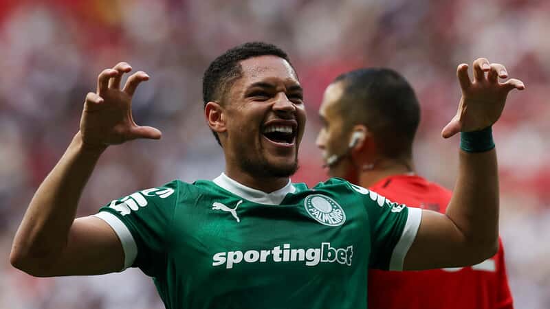 O jogador Vitor Roque, da SE Palmeiras, comemora seu gol contra a equipe do CR Vasco da Gama, durante partida válida pela sétima rodada, do Campeonato Brasileiro, Série A, no Estádio Mané Garrincha.