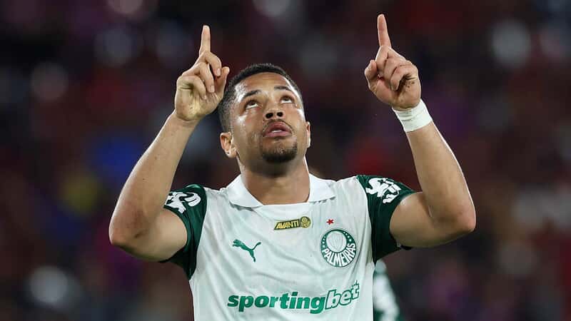 O jogador Vitor Roque, da SE Palmeiras, comemora seu gol contra a equipe do C Cerro Porteño, durante partida válida pela fase de grupos, da Copa Libertadores, no Estádio General Pablo Rojas.