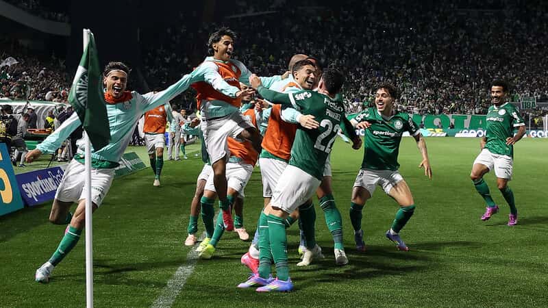 O jogador Vitor Roque, da SE Palmeiras, comemora seu gol contra a equipe do São Paulo FC, durante partida válida pela oitava rodada, do Campeonato Brasileiro, Série A, na Arena Barueri.