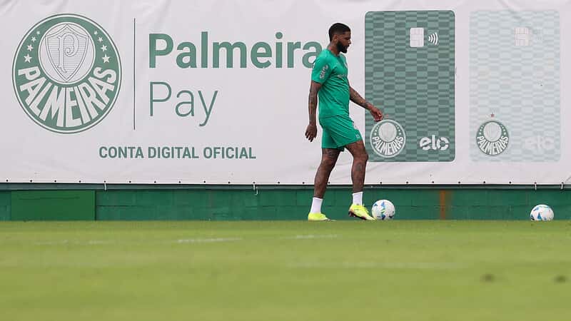 O jogador Micael, da SE Palmeiras, durante treinamento, na Academia de Futebol.