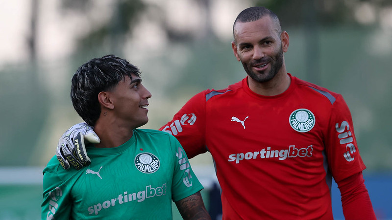 O jogador Facundo Torres e o goleiro Weverton (D), da SE Palmeiras, durante treinamento, na Academia de Futebol
