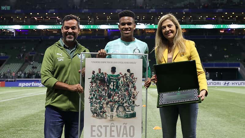 A presidente Leila Pereira e o coordenador geral de base João Paulo (E), da SE Palmeiras, homenageiam o jogador Estêvão pelo seu último jogo no Allianz Parque, antes da partida contra a equipe do C Sporting Cristal, pela fase de grupos, da Copa Libertadores.