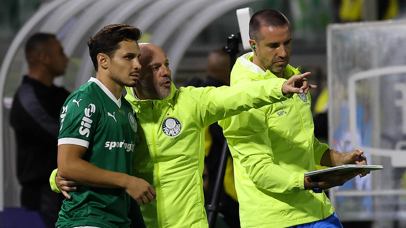 O jogador Raphael Veiga, o auxiliar técnico Vitor Castanheira e o preparador físico João Martins (E/D), da SE Palmeiras, em jogo contra a equipe do São Paulo FC, durante partida válida pela oitava rodada, do Campeonato Brasileiro, Série A, na Arena Barueri.