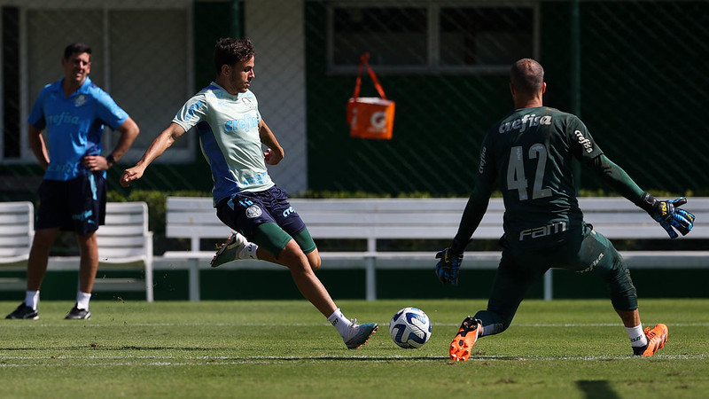 O jogador Pedro Lima e o goleiro Marcelo Lomba (D), da SE Palmeiras, durante treinamento, na Academia de Futebol.