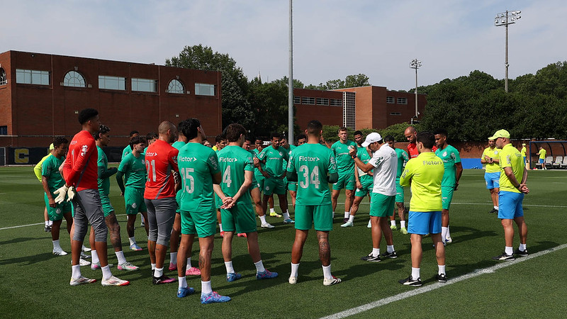 O técnico Abel Ferreira, da SE Palmeiras, conmversa com o elenco durante treinamento para o Mundial, na Universidade da Carolina do Norte.
