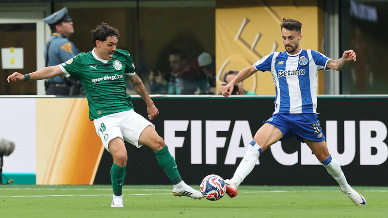O jogador Mauricio, da SE Palmeiras, disputa bola com o jogador do FC Porto, durante partida válida pela fase de grupos, da Copa Mundial de Clubes da FIFA, no Metlife Stadium.