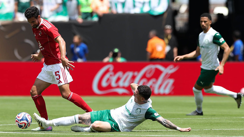 O jogador Anibal Moreno, da SE Palmeiras, disputa bola com o jogador do Al Ahly SC, durante partida válida pela fase de grupos, da Copa do Mundo de Clubes da FIFA, no Metlife Stadium.