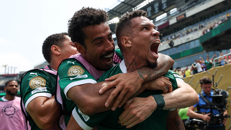 O jogador Paulinho, da SE Palmeiras, comemora seu gol contra a equipe do Botafogo FR, durante partida válida pela oitava de final, da Copa do Mundo de Clubes da FIFA, no Lincoln Financial Field.