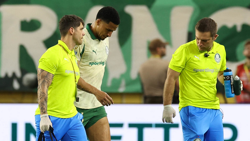 O coordenador de fisioterapia Lucas Freitas, o jogador Murilo e o médico Pedro Pontin (E/D), da SE Palmeiras, em jogo contra a equipe do Inter Miami CF, durante partida válida pela fase de grupos, da Copa do Mundo de Clubes da FIFA, no Hard Rock Stadium.
