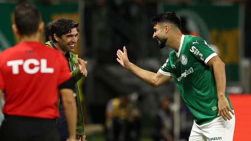 Abel Ferreira cumprimenta Flaco López após a marcação de mais um gol no Allianz Parque