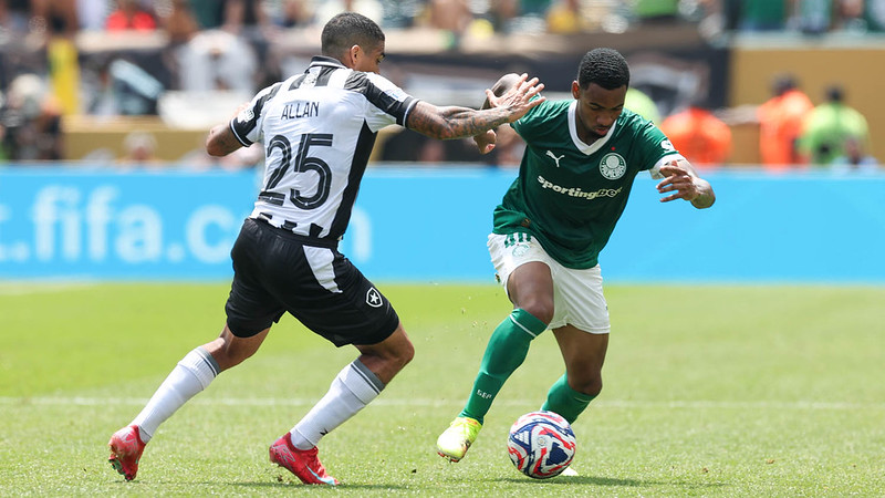 O jogador Allan, da SE Palmeiras, disputa bola com o jogador do Botafogo FR, durante partida válida pela oitava de final, da Copa do Mundo de Clubes da FIFA, no Lincoln Financial Field.