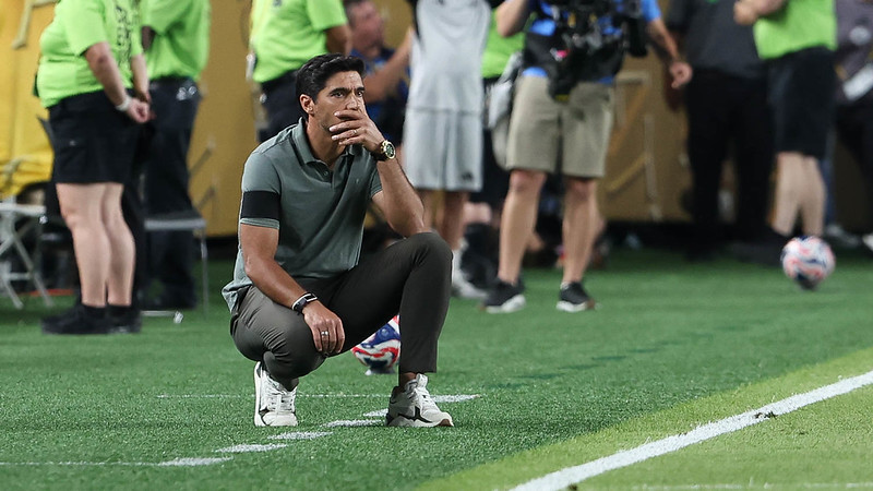 O técnico Abel Ferreira, da SE Palmeiras, em jogo contra a equipe do Chelsea FC, durante partida válida pela quarta de final, da Copa do Mundo de Clubes da FIFA, no Lincoln Financial Field.
